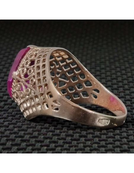 Złoty pierścionek z czerwonym kamieniem 3,87g pr.585 r.18