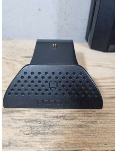 KONSOLA XBOX ONE 1540 500 GB + PAD i okablowanie (uszkodzony PAD, pęknięty) +Stacja dokująca VENOM VS2880 Xbox Series X/S