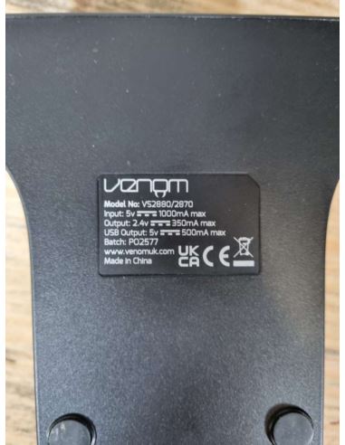 KONSOLA XBOX ONE 1540 500 GB + PAD i okablowanie (uszkodzony PAD, pęknięty) +Stacja dokująca VENOM VS2880 Xbox Series X/S