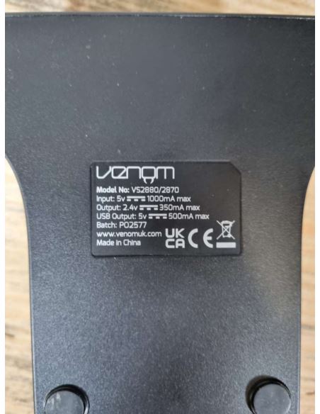 KONSOLA XBOX ONE 1540 500 GB + PAD i okablowanie (uszkodzony PAD, pęknięty) +Stacja dokująca VENOM VS2880 Xbox Series X/S